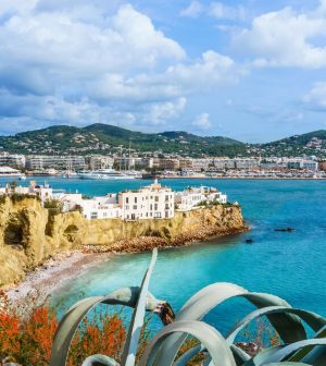 Autos Mari revoluciona el alquiler de coches en Ibiza con su servicio personalizado y flexibilidad | Upitravel Ibiza es conocida en todo el mundo por sus impresionantes paisajes, playas paradisíacas y una vibrante vida nocturna. Sin embargo, para descubrir todos los rincones ocultos y menos turísticos de la isla, la mejor opción es disponer de un vehículo propio. En este contexto, Autos Mari se posiciona como una de las principales empresas de alquiler de coches en Ibiza, destacándose por su atención personalizada, una amplia flota de vehículos y un servicio de confianza, perfecto tanto para turistas como para locales. Autos Mari: el alquiler de coches en Ibiza adaptado a ti Con una trayectoria consolidada en el sector del alquiler de coches en la isla, Autos Mari ha sabido ganarse la confianza de miles de clientes satisfechos, gracias a su filosofía de ofrecer un servicio a medida. Ya sea que busques explorar las famosas calas de la isla o recorrer Ibiza en busca de su historia y cultura, Autos Mari tiene una solución perfecta para cada tipo de viajero. 1. Variedad de coches para todo tipo de clientes Una de las principales ventajas que ofrece Autos Mari es su amplia flota de vehículos. Desde compactos y coches económicos ideales para parejas o viajeros en solitario, hasta vehículos familiares y SUVs perfectos para quienes viajan en grupo o con niños. Además, la empresa cuenta con opciones de vehículos premium, para aquellos que buscan un toque de lujo durante sus vacaciones en Ibiza. No importa cuál sea tu presupuesto o el tipo de coche que necesites, en Autos Mari encontrarás lo que estás buscando. Cada uno de los vehículos es sometido a rigurosos controles de calidad y mantenimiento, garantizando así una experiencia de conducción cómoda y segura. 2. Servicio de alquiler de coches en el aeropuerto de Ibiza Otro punto fuerte de Autos Mari es su alquiler de coches en el aeropuerto de Ibiza. Este servicio es ideal para aquellos que desean comenzar su aventura en la isla desde el momento en que aterrizan. Al alquilar tu coche con Autos Mari, tendrás la ventaja de recoger el vehículo directamente en el aeropuerto, evitando largas esperas o la necesidad de tomar un taxi o autobús para llegar a tu destino. Este servicio ha sido diseñado pensando en la comodidad del cliente, facilitando el inicio de tu estancia en Ibiza de la manera más rápida y cómoda posible. 3. Precios competitivos y sin sorpresas Uno de los factores que hace de Autos Mari una opción líder en el sector es su política de precios transparentes. Al contrario de lo que ocurre con muchas otras compañías de alquiler, en Autos Mari no encontrarás cargos ocultos ni sorpresas desagradables al final del proceso. El precio que ves es el precio que pagas, sin costes adicionales ni comisiones inesperadas. Además, ofrecen tarifas competitivas para el alquiler de coches en Ibiza, lo que los convierte en una de las mejores opciones en relación calidad-precio en la isla. 4. Atención al cliente excepcional y asistencia en carretera El equipo de Autos Mari se destaca por brindar una atención cercana y profesional. Cada cliente recibe un trato personalizado, adaptado a sus necesidades y preferencias. Además, la empresa ofrece asistencia en carretera, asegurando que, en caso de cualquier inconveniente, sus clientes siempre estarán cubiertos y podrán continuar con su viaje sin problemas. Desde el momento de la reserva hasta la devolución del vehículo, Autos Mari se asegura de que cada etapa del proceso sea sencilla y cómoda para el cliente. 5. Flexibilidad en la entrega y recogida de vehículos Uno de los aspectos que más valoran los clientes de Autos Mari es la flexibilidad que ofrece la empresa en la entrega y recogida de los vehículos. Ya sea que prefieras recoger tu coche en el aeropuerto o en otro punto de la isla, Autos Mari se adapta a tus necesidades, brindando varias opciones de ubicación para que tu experiencia sea lo más conveniente posible. Además, la reserva de coches se puede realizar fácilmente a través de su página web, lo que permite gestionar el alquiler de manera rápida y segura, sin necesidad de papeleos complicados ni largos tiempos de espera. Conclusión Ibiza es un destino que merece ser explorado a fondo, y la mejor manera de hacerlo es con la comodidad y libertad que ofrece un coche de alquiler. Autos Mari se presenta como la opción ideal para el alquiler de coches en Ibiza, brindando un servicio de calidad, una amplia variedad de vehículos y una atención al cliente inmejorable. Tanto si viajas en familia, con amigos o solo, en Autos Mari encontrarás el coche perfecto para tus necesidades, con la flexibilidad de recogerlo en el aeropuerto y a precios muy competitivos. No lo pienses más y descubre la isla a tu propio ritmo. ¡Reserva tu coche ahora y empieza tu aventura en Ibiza con Autos Mari!